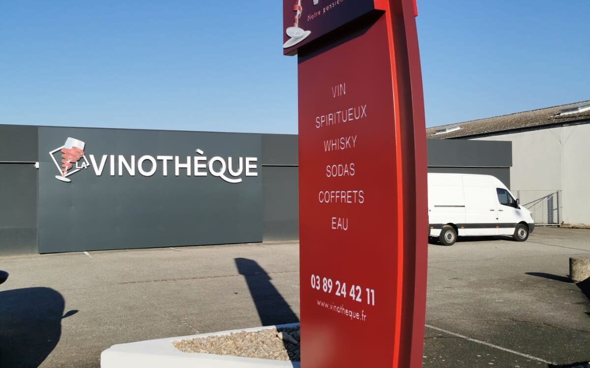 TOTEM2 1200X750 | IM Enseigne Totem lumineux ou non lumineux : comment faire le bon choix selon votre activité ? Strasbourg